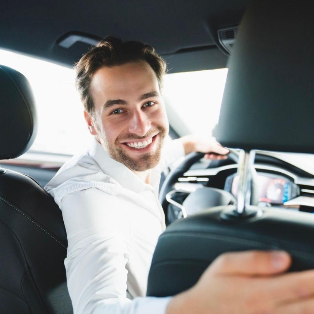 Chauffeur de taxi souriant